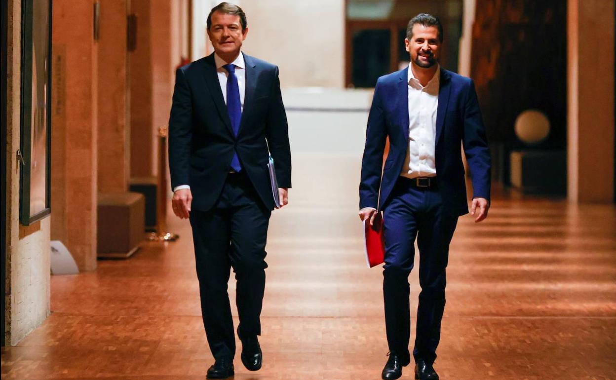 Alfonso Fernández Mañueco (PP) y Luis Tudanca (PSOE), caminan distendidos hacia el primer debate electoral por el pasillo de las Cortes de Castilla y León. 