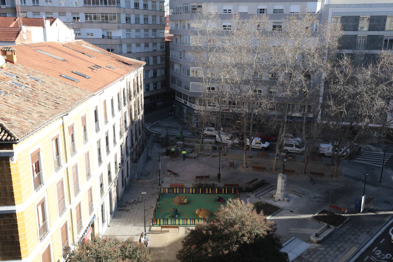 Fotos: Desmontaje de andamios en la Plaza del Caño Argales con Panaderos