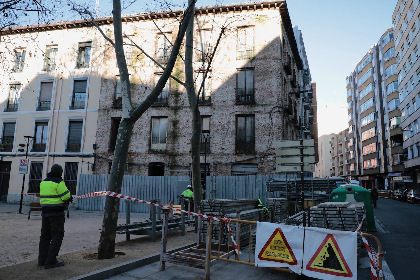 Fotos: Desmontaje de andamios en la Plaza del Caño Argales con Panaderos