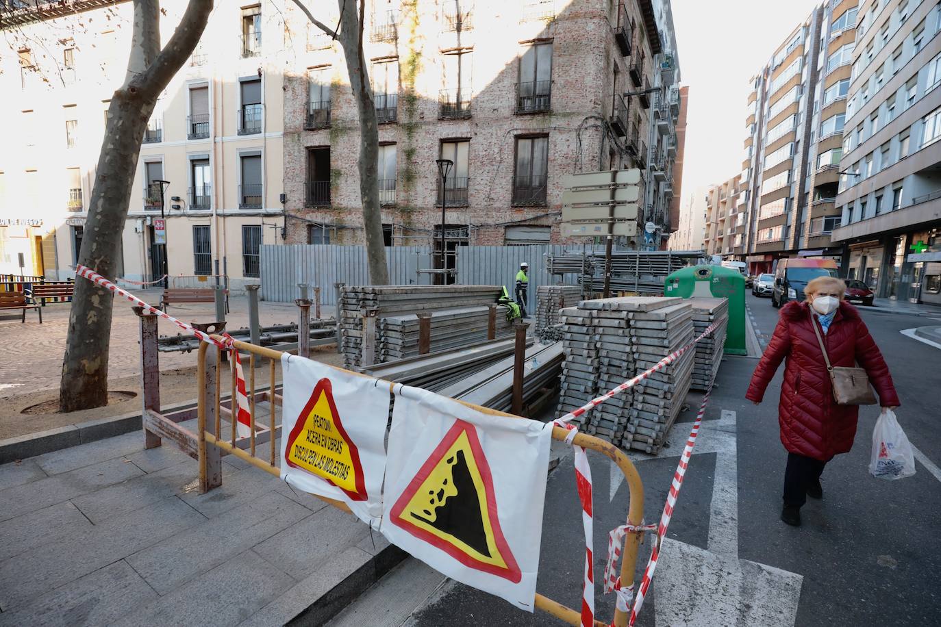 Fotos: Desmontaje de andamios en la Plaza del Caño Argales con Panaderos