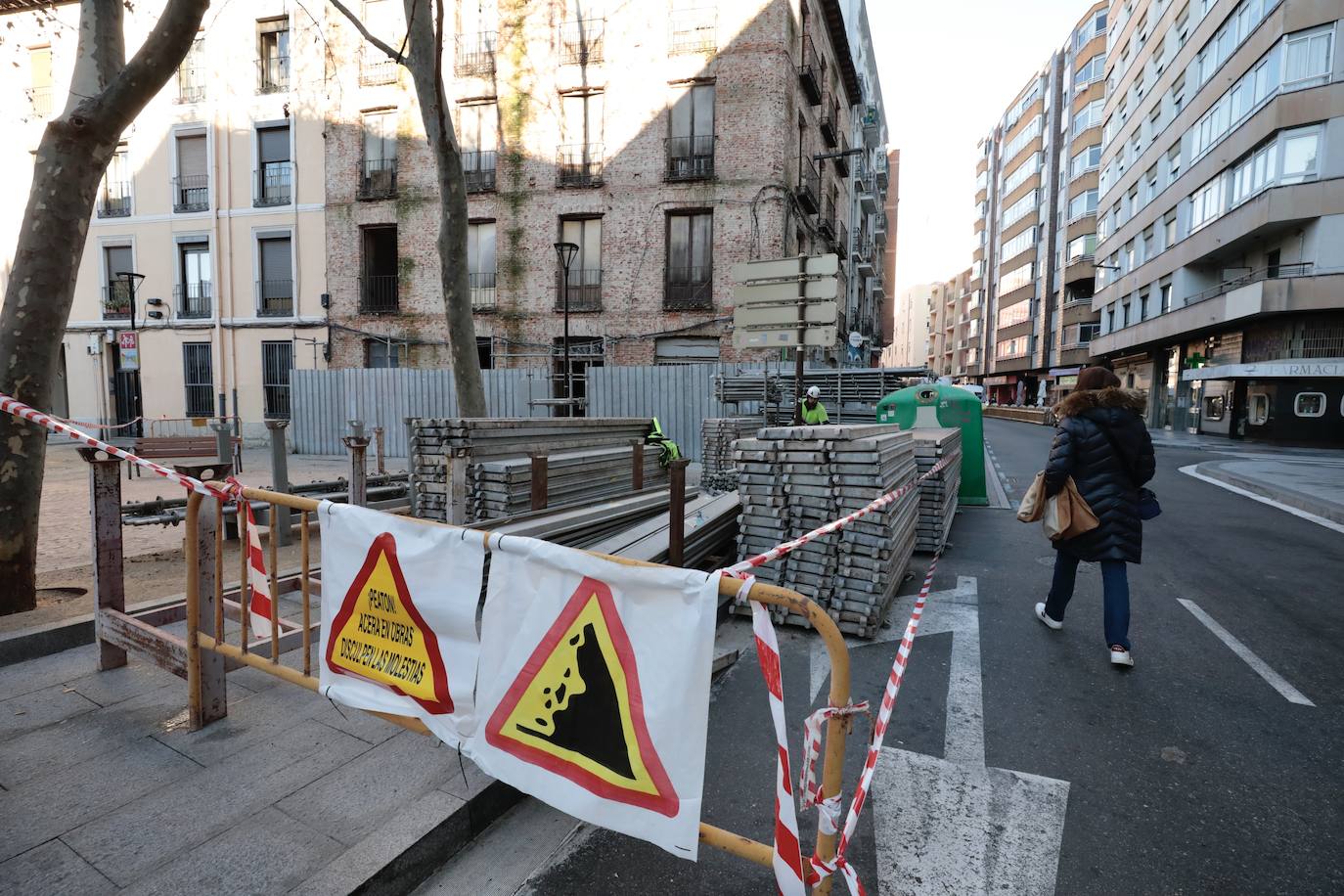 Fotos: Desmontaje de andamios en la Plaza del Caño Argales con Panaderos