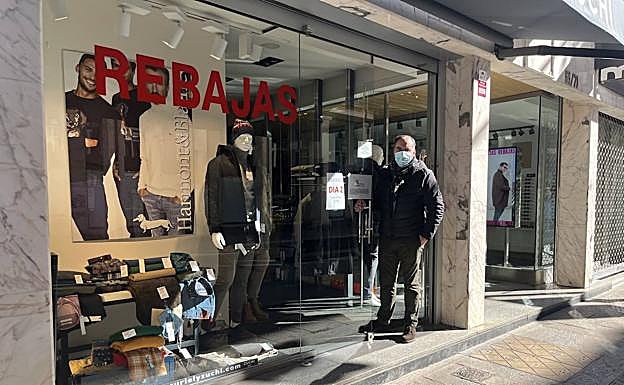 Domiciano Curiel ante su tienda de la Calle Mayor.