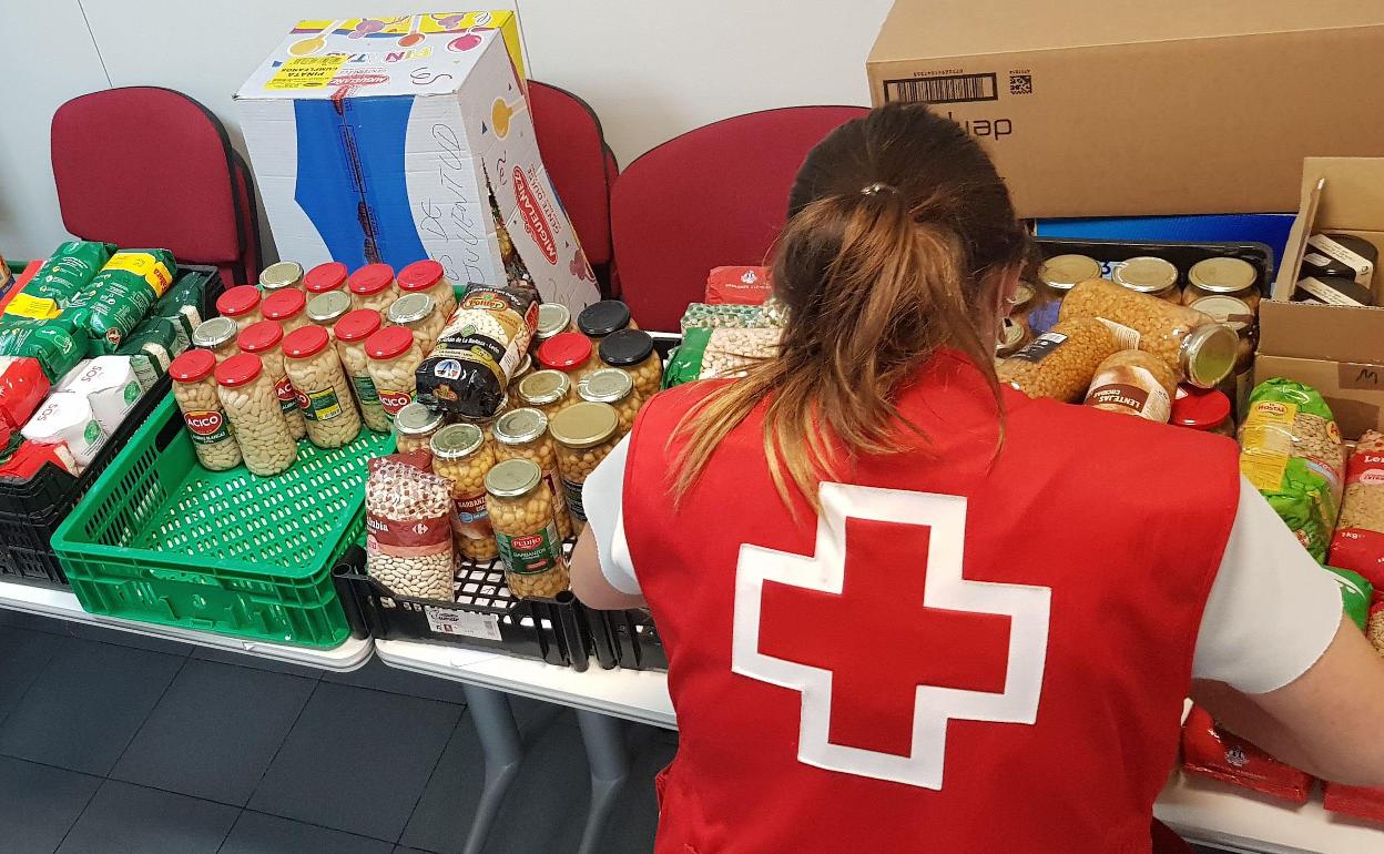 Voluntarias de Cruz Roja organizan reparto de alimentos. 