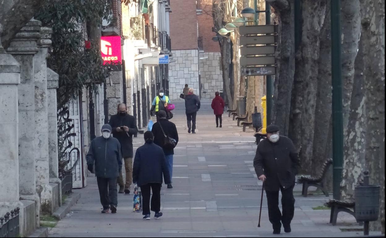 Viandantes por el Paseo de Zorrilla a primera hora de la mañana de este martes. 