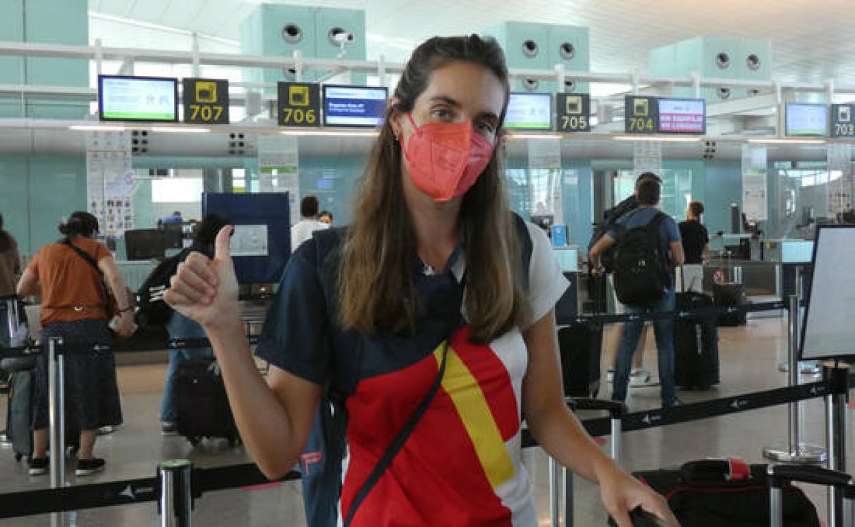 Ona Carbonell en el aeropuerto para participar en las Olimpiadas de Tokio 2020. 