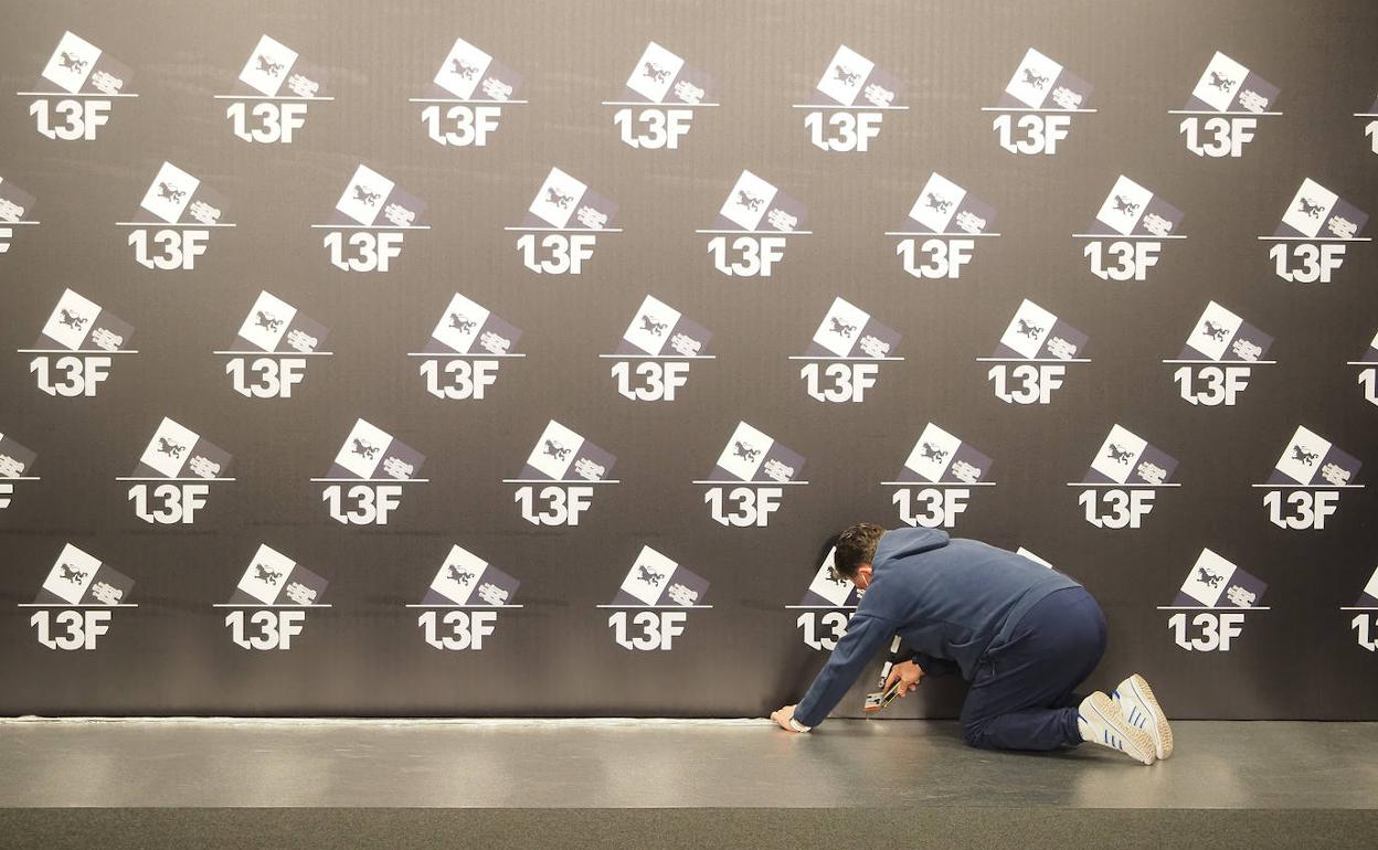 Un operario prepara el decorado televisivo del debate. 