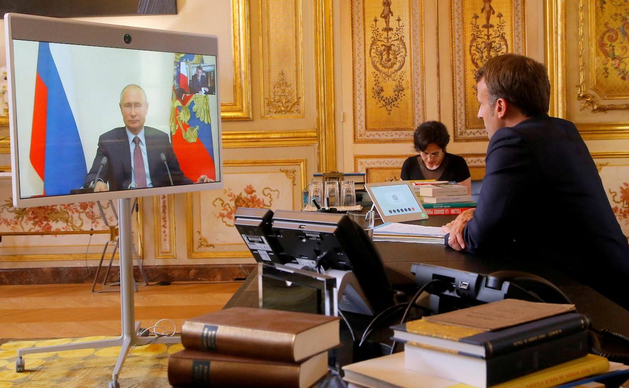 Macron observa en la pantalla a Putin en la videoconferencia que mantuvieron el 28 de enero. 