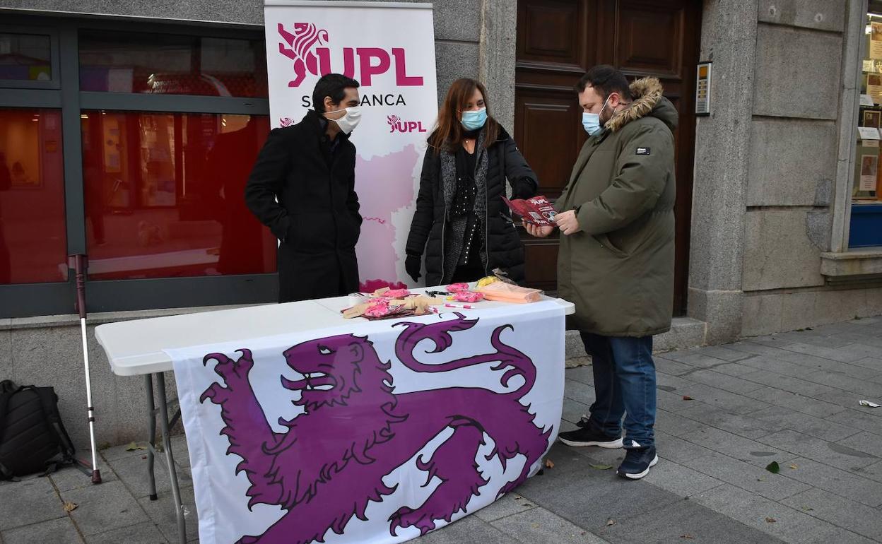 Mesa informativa instalada en Béjar por el partido político, UPL. 