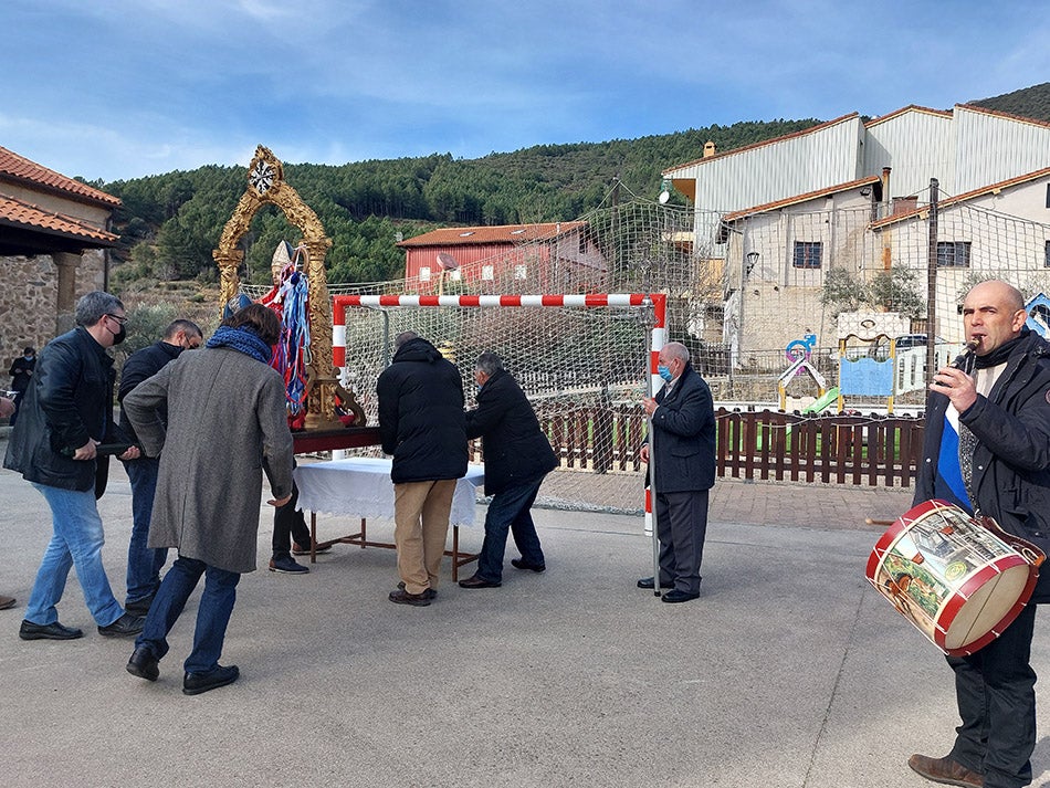 San Blas protege las gargantas de los vecinos de Herguijuela de la Sierra