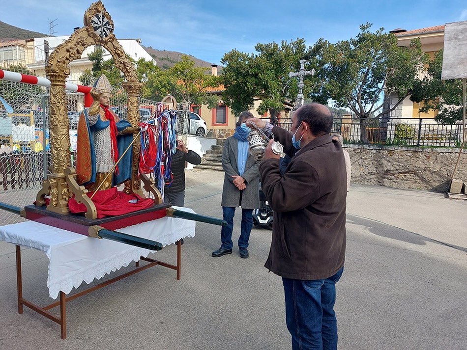 San Blas protege las gargantas de los vecinos de Herguijuela de la Sierra