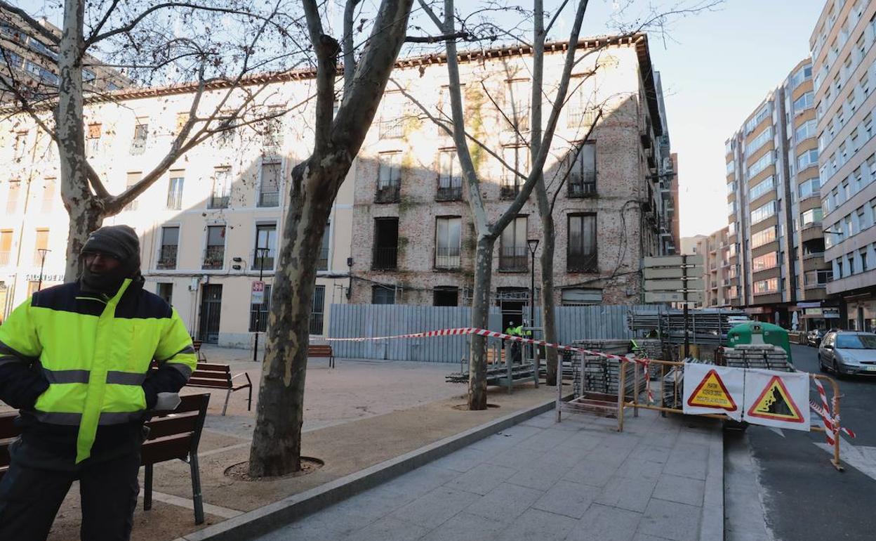 Los operarios han retirado el andamiaje que cubría el edificio de Caño Argales con Panaderos para iniciar la obra.