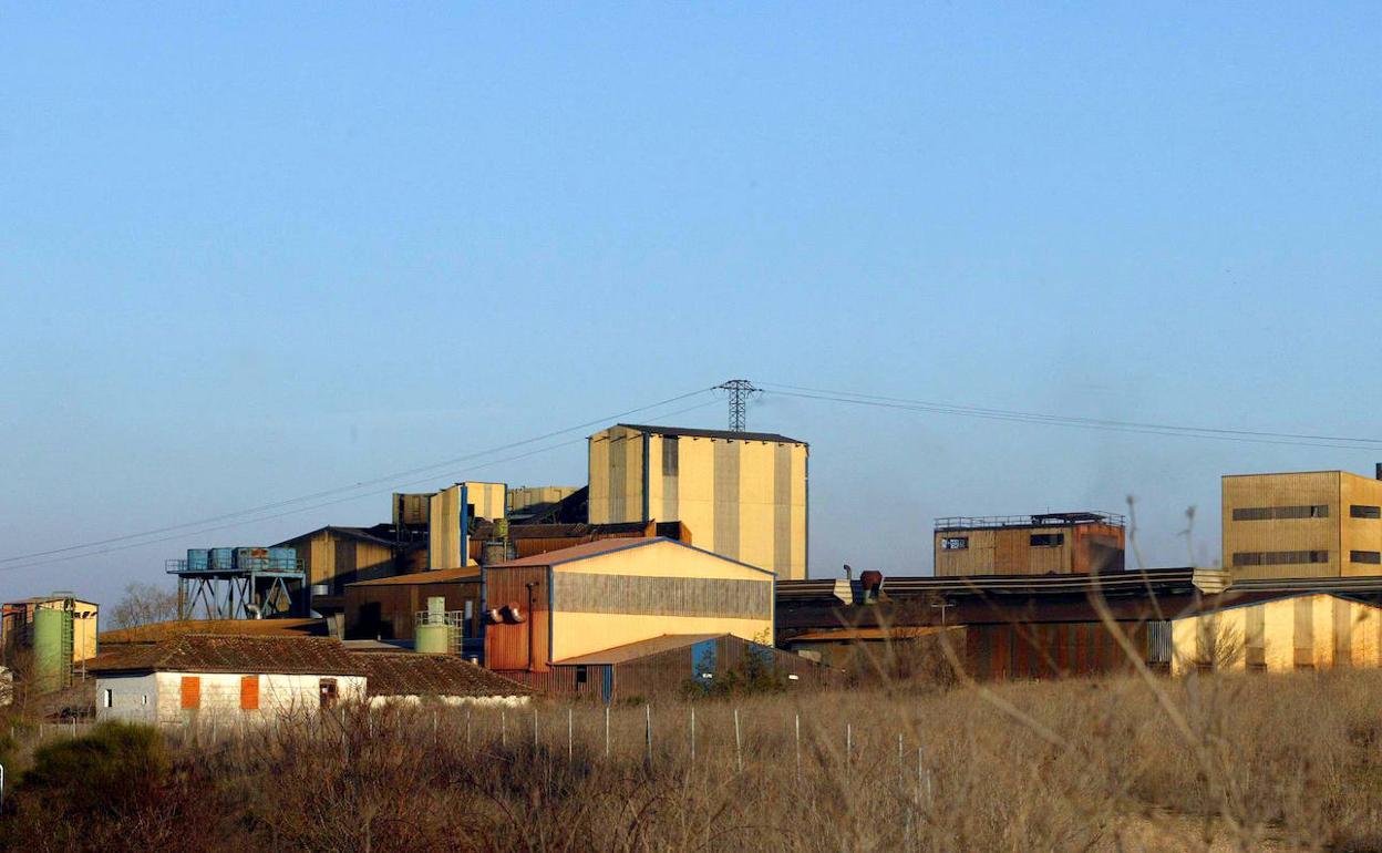 Exterior de la fundición de Lingotes Especiales en la carretera de Fuensaldaña.