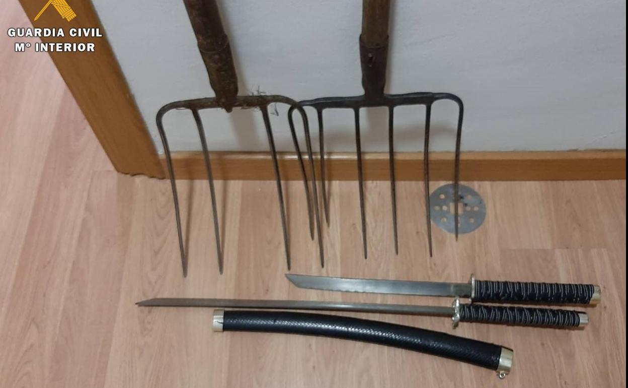 Armas incautadas durante la reyerta.