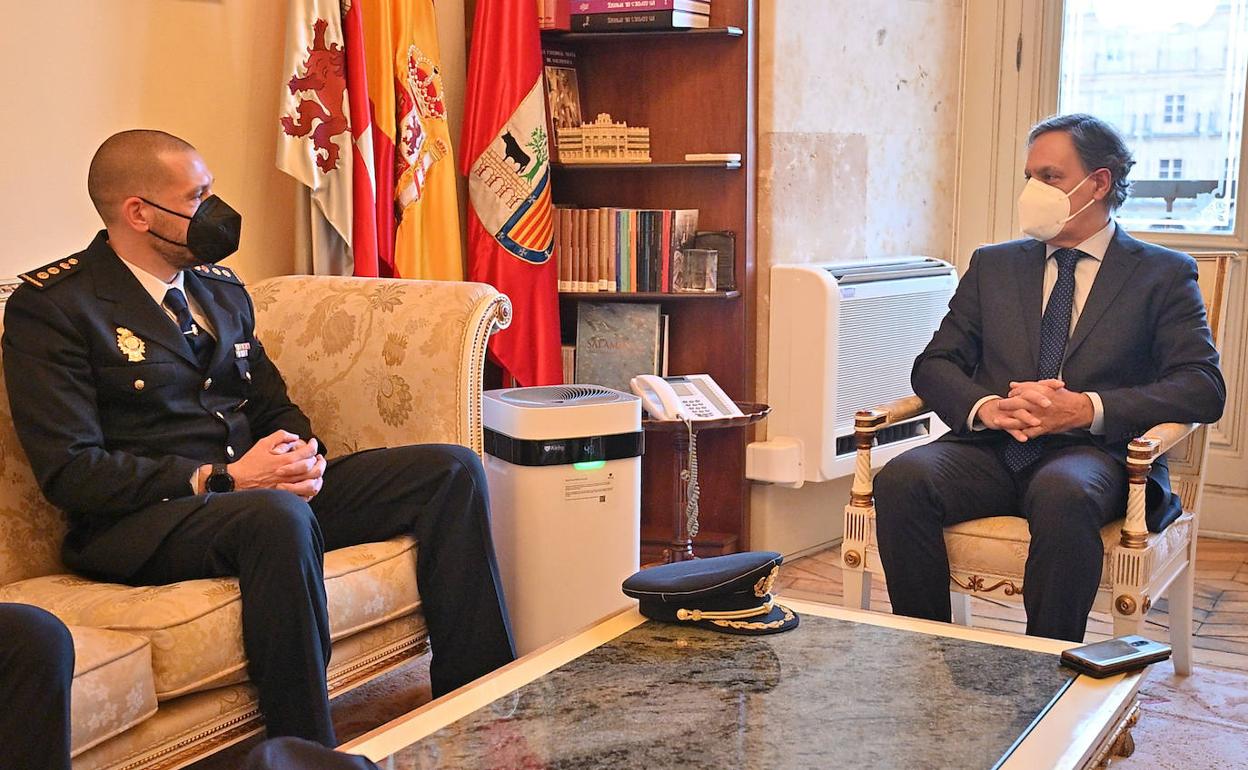 El Alcalde de Salamanca, Carlos García Carbayo, recibió al Comisario Jefe Policía Nacional Salamanca, Luis J. Esteban Lezáun.