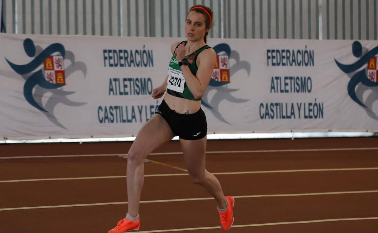 Lorena Martín, en una prueba en la pista cubierta de Salamanca. 