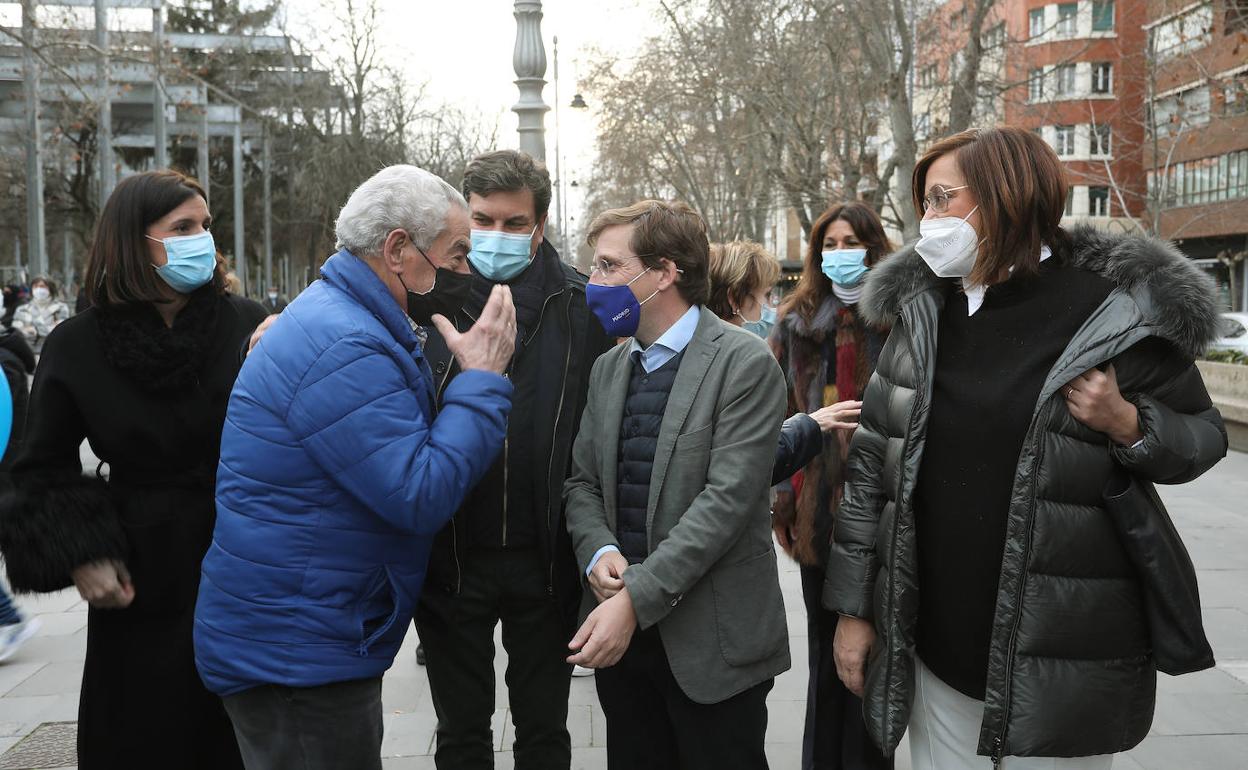 El exalcalde de Palencia Francisco Jambrina saluda al alcalde de Madrid en el parque del Salón.
