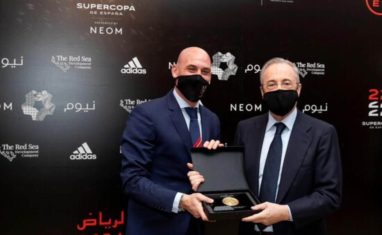 Luis Rubiales junto a Florentino Pérez en la reciente Supercopa celebrqda en Arabia Saudí. 