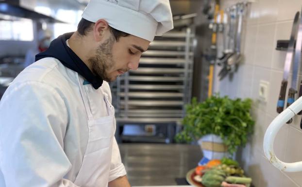 El estudiante de cocina Andrés Esgueva. Estudia en el IES Diego de Praves. 