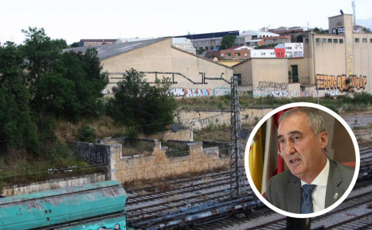 Terrenos de Adif en la estación de Renfe de Segovia, y en el círculo, el delegado de la Junta, José Mazarías. 