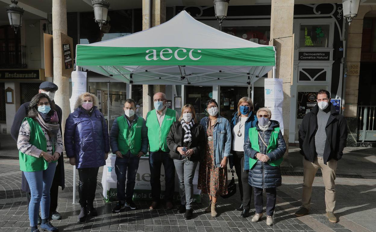 Mesa informativa instalada hoy en la Calle Mayor por el Día Mundial Contra el Cáncer.