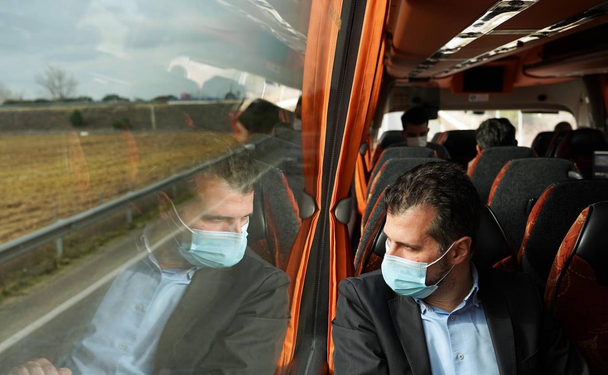 Tudanca, ayer en el autobús de campaña del PSOE. 