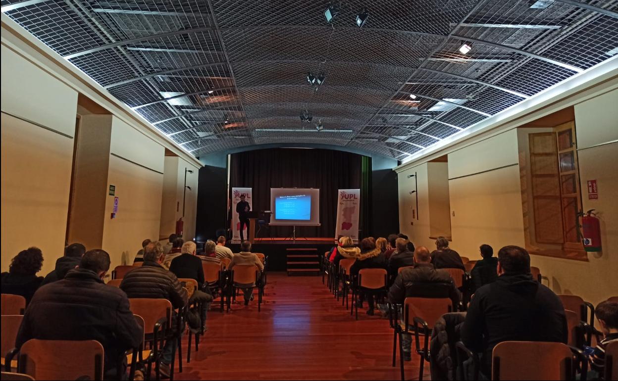 Acto de UPL llevado a cabo en el auditorio de la iglesia vieja de Pizarrales. 