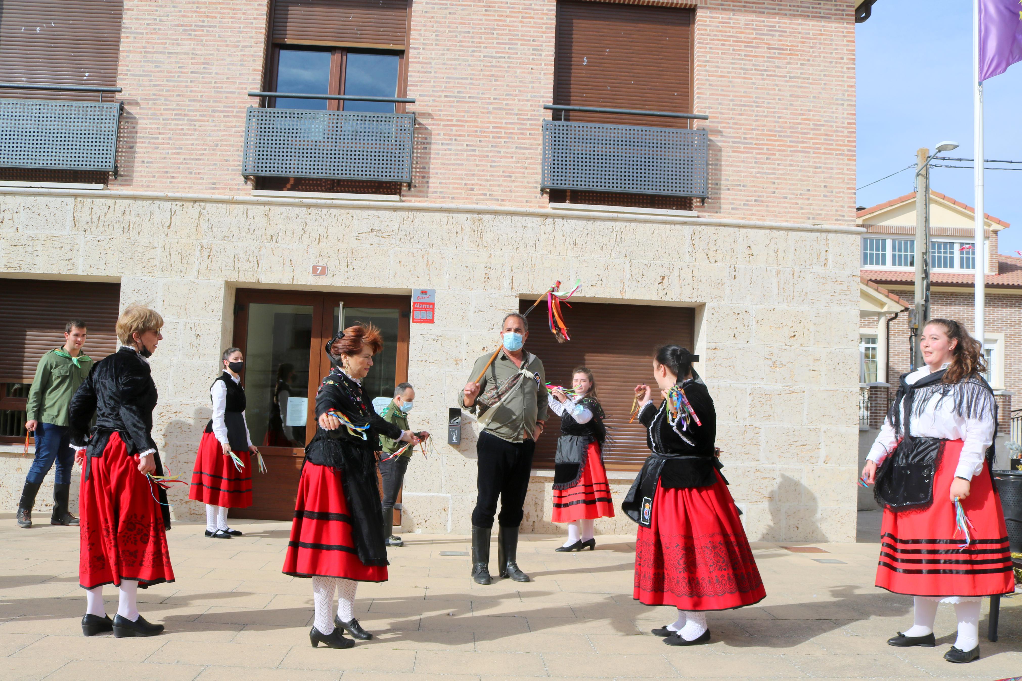 Los danzantes bailaron en honor a San Blas durante la procesión 