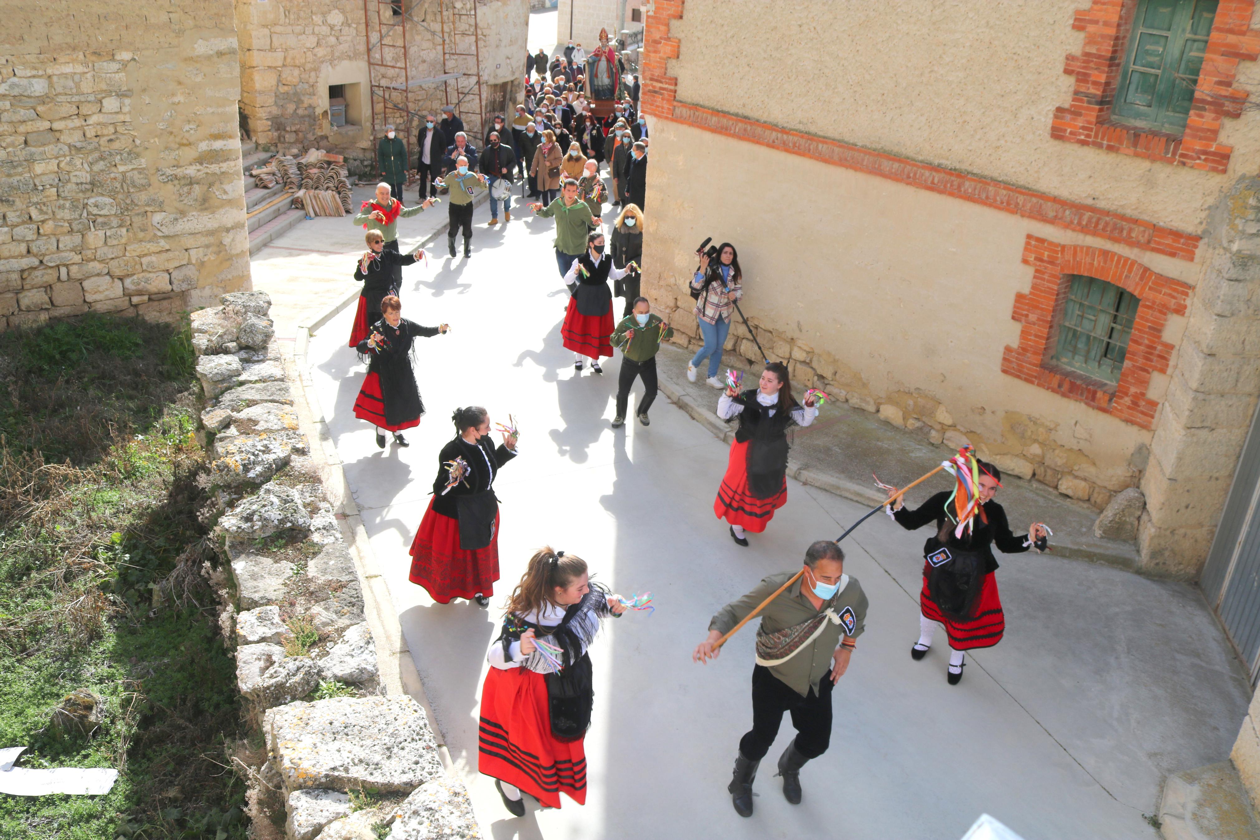 Los danzantes bailaron en honor a San Blas durante la procesión 