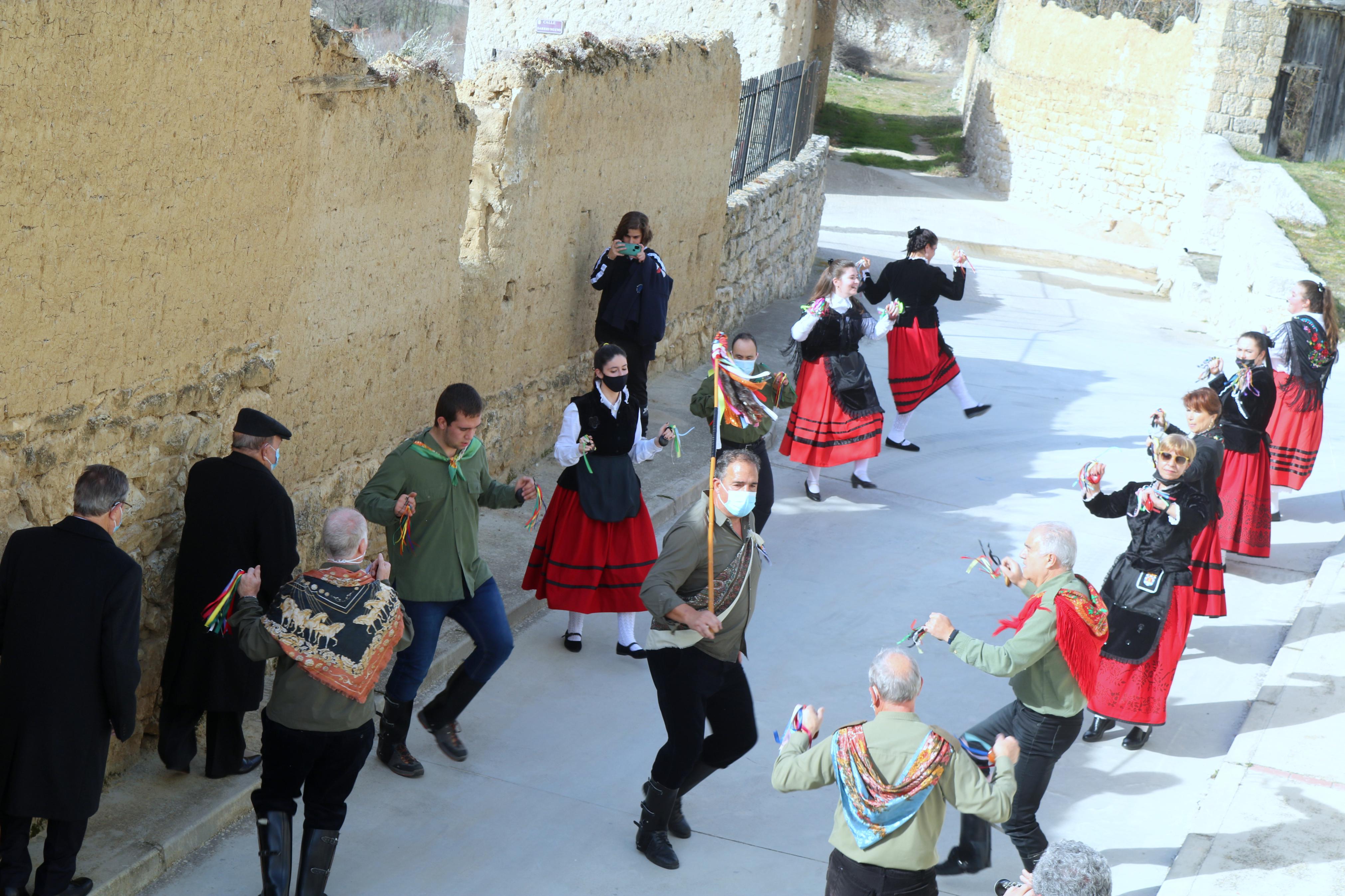 Los danzantes bailaron en honor a San Blas durante la procesión 