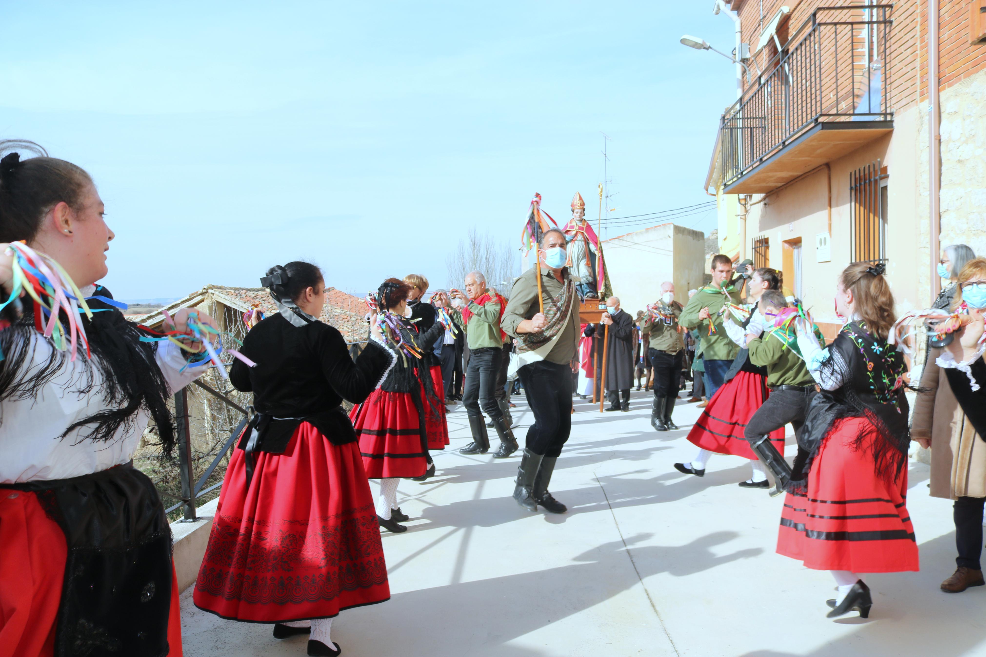 Los danzantes bailaron en honor a San Blas durante la procesión 