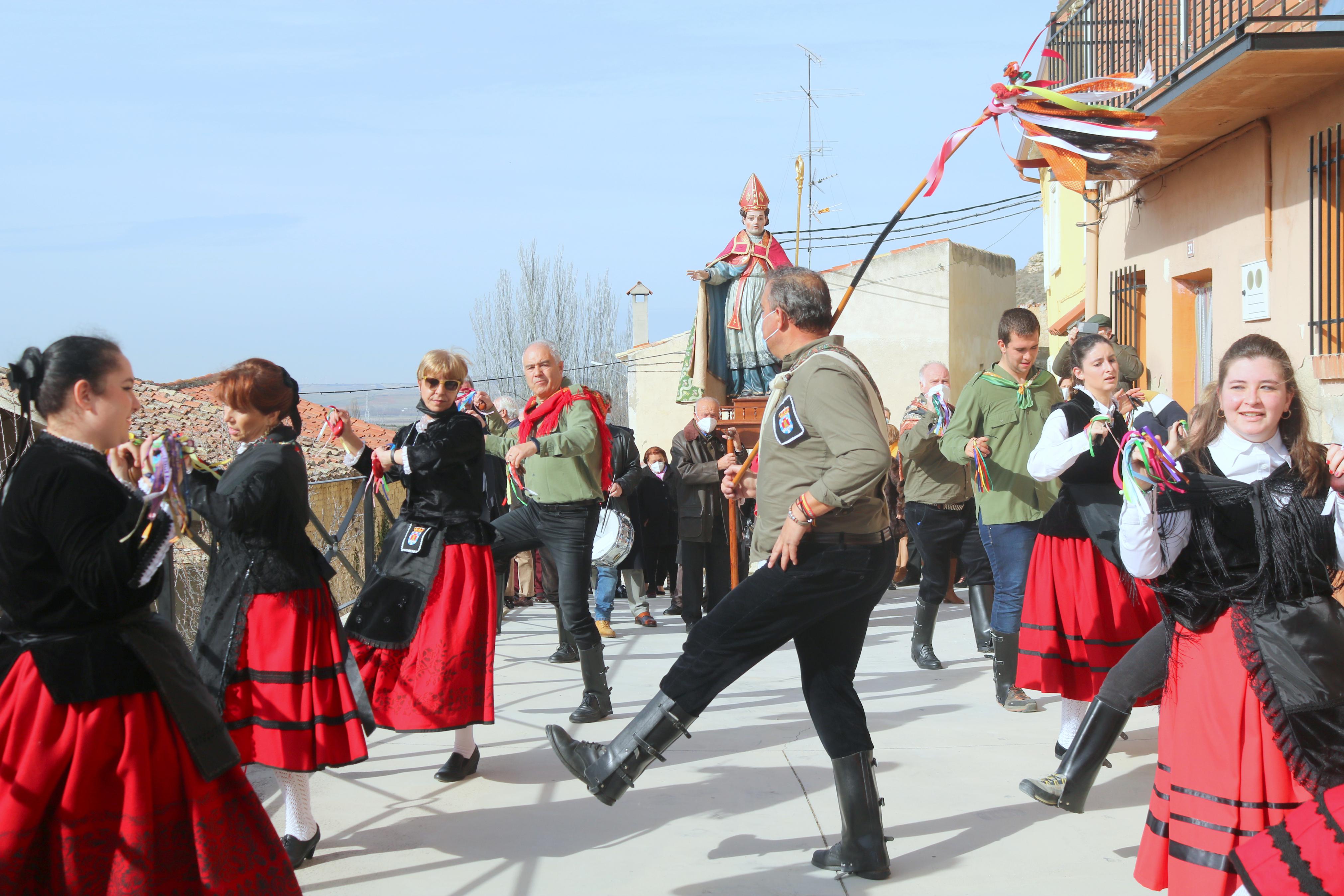 Los danzantes bailaron en honor a San Blas durante la procesión 