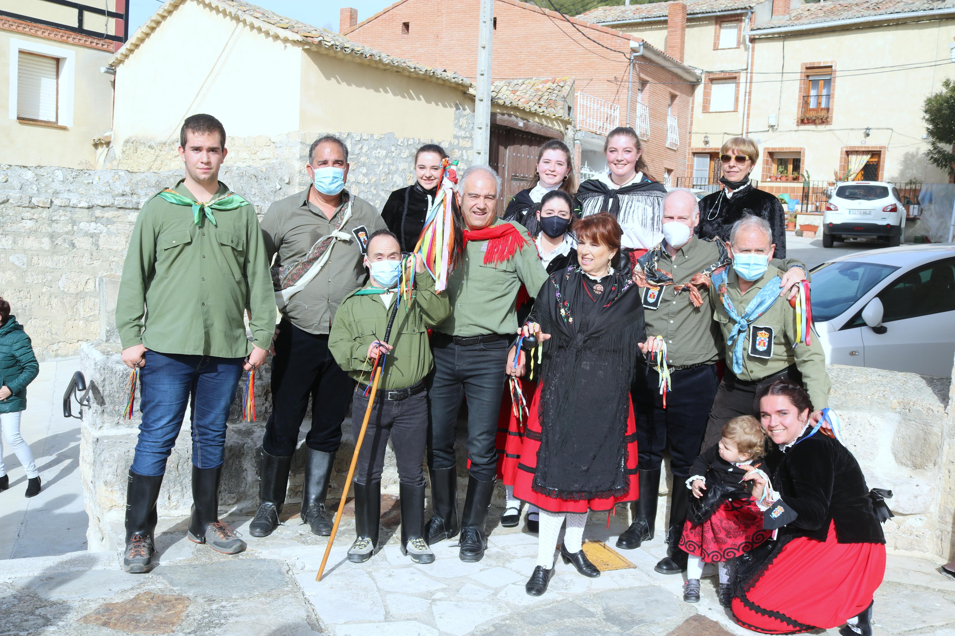 Los danzantes bailaron en honor a San Blas durante la procesión 