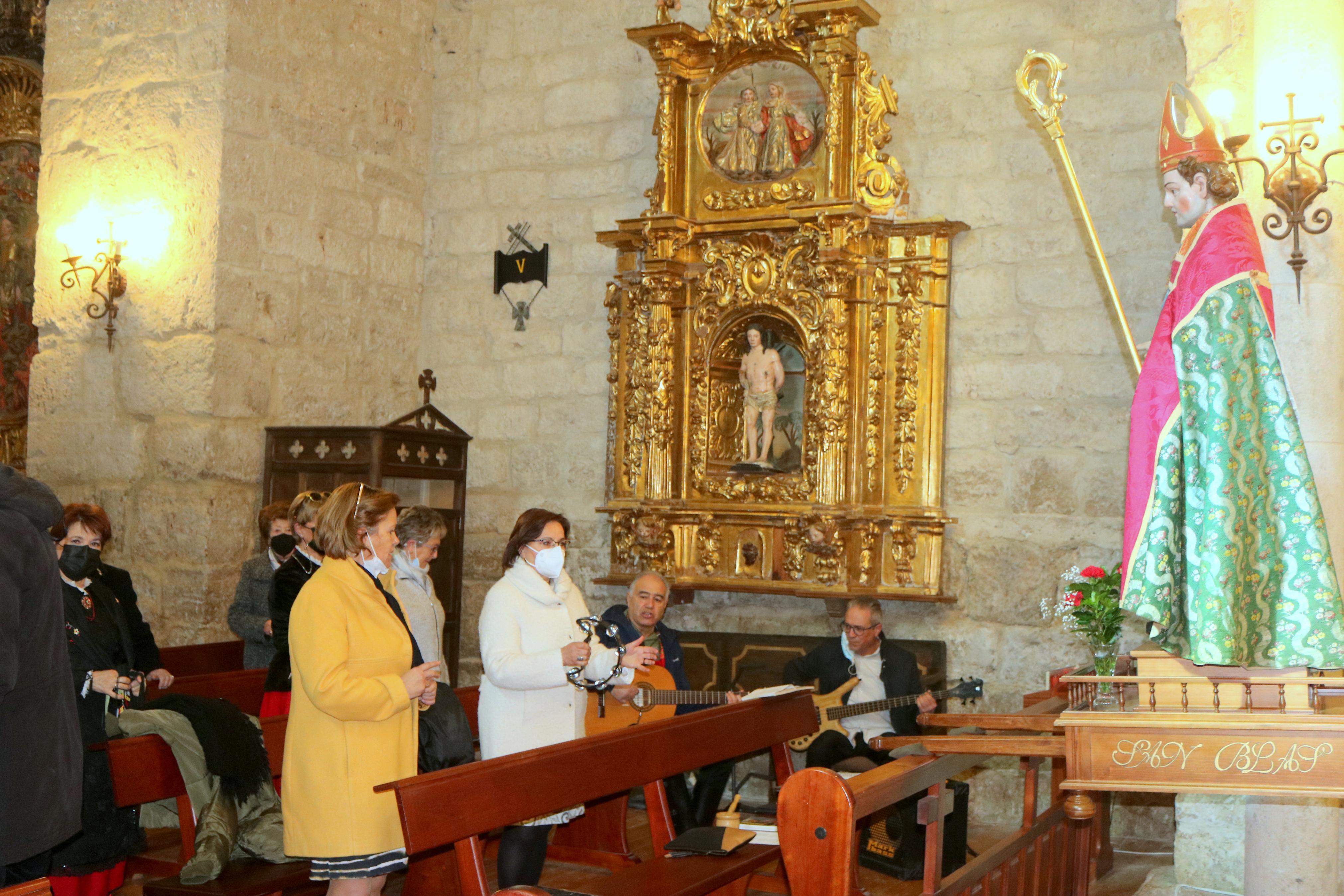 Los danzantes bailaron en honor a San Blas durante la procesión 