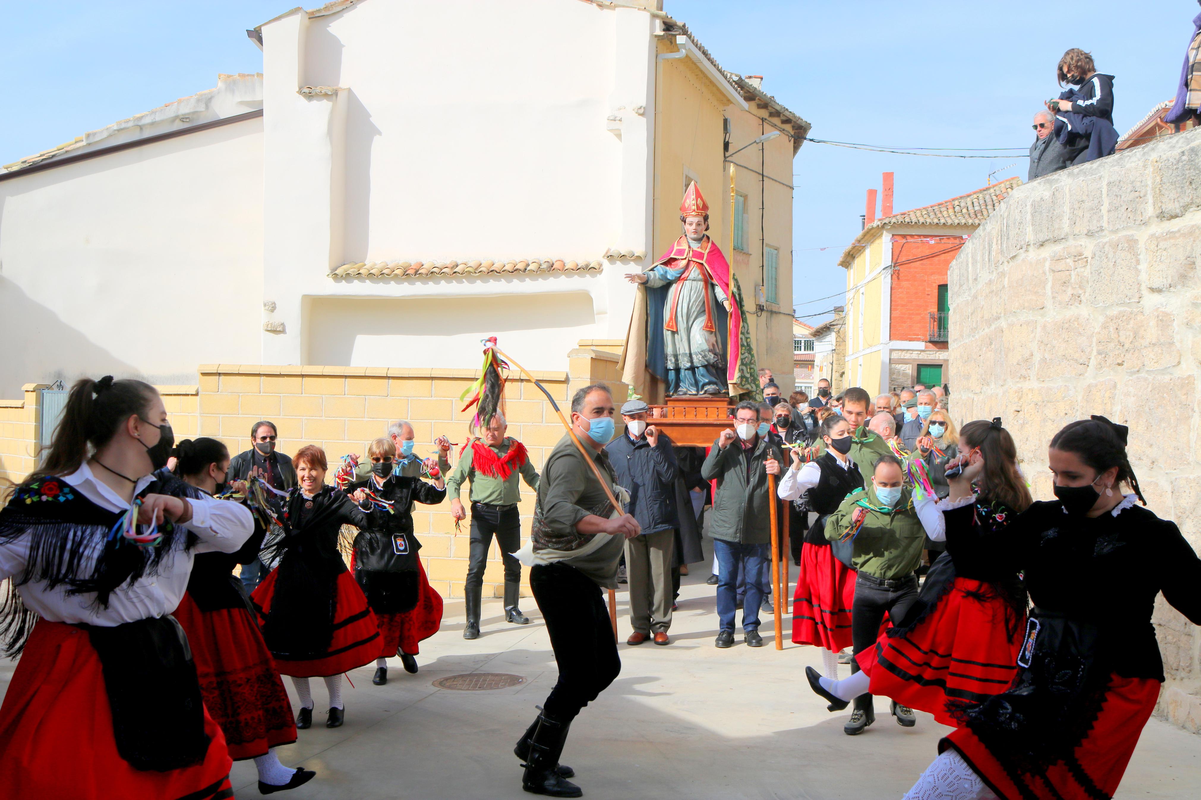 Los danzantes bailaron en honor a San Blas durante la procesión 