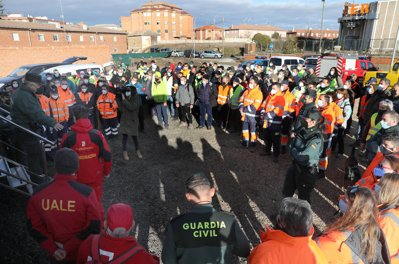 El capitán de la Guardia Civilda instrucciones a los participantes en la búsqueda. 