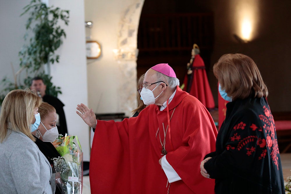 Santa Marta honra a Santa Águeda con una misa protagonizada por mujeres y la Plaza Mayor de Salamanca baile al son del tamboril charro