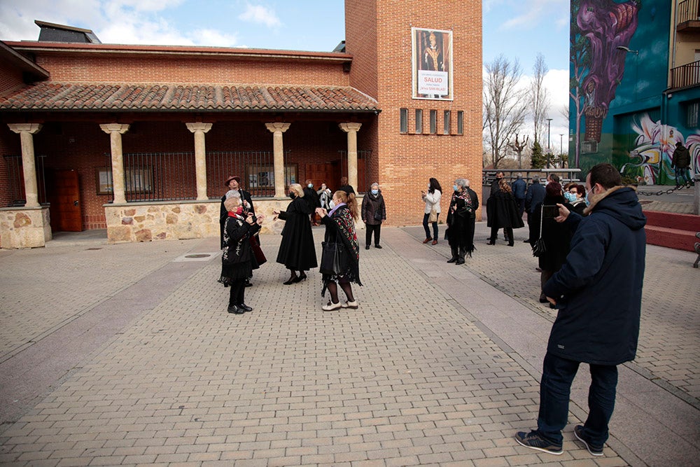 Santa Marta honra a Santa Águeda con una misa protagonizada por mujeres y la Plaza Mayor de Salamanca baile al son del tamboril charro