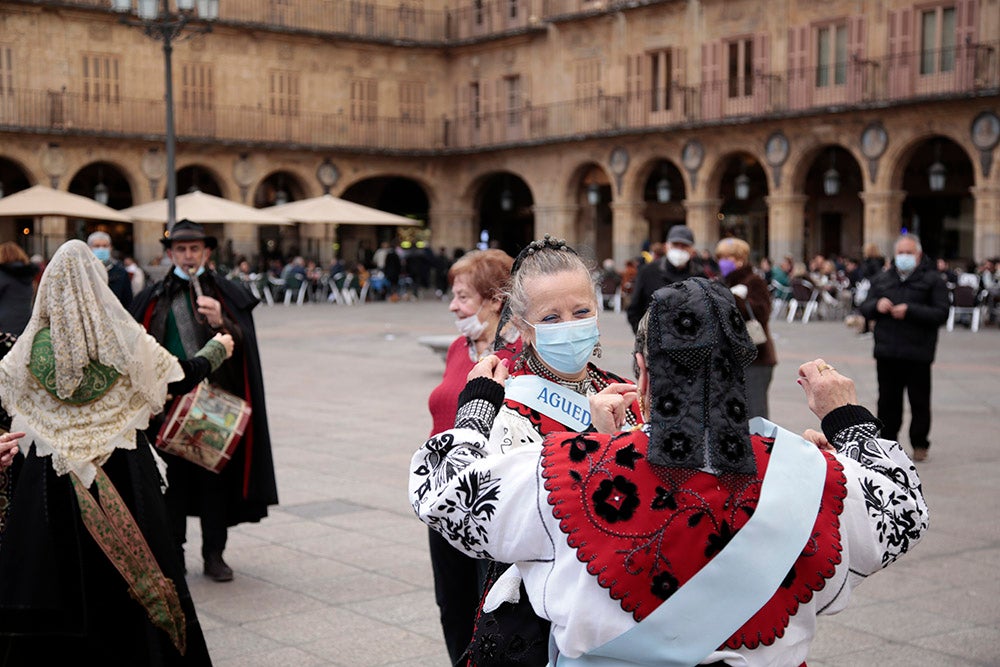 Santa Marta honra a Santa Águeda con una misa protagonizada por mujeres y la Plaza Mayor de Salamanca baile al son del tamboril charro