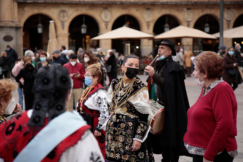 Santa Marta honra a Santa Águeda con una misa protagonizada por mujeres y la Plaza Mayor de Salamanca baile al son del tamboril charro