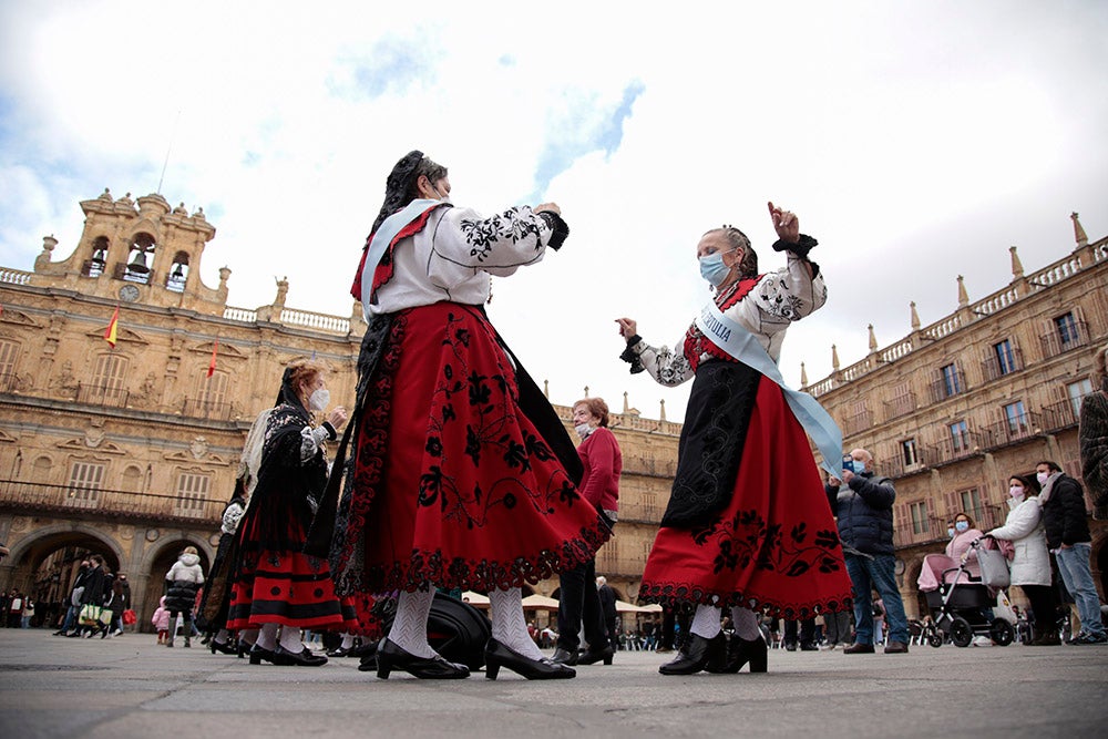 Santa Marta honra a Santa Águeda con una misa protagonizada por mujeres y la Plaza Mayor de Salamanca baile al son del tamboril charro