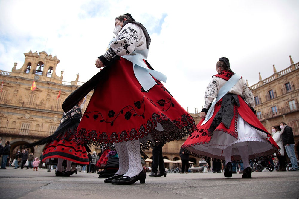 Santa Marta honra a Santa Águeda con una misa protagonizada por mujeres y la Plaza Mayor de Salamanca baile al son del tamboril charro