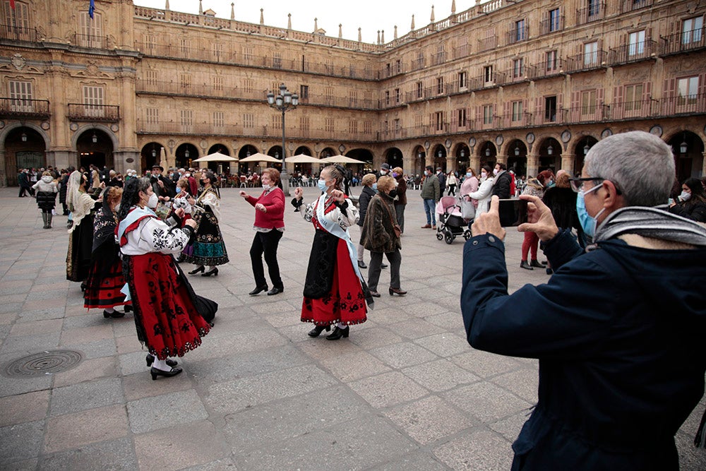 Santa Marta honra a Santa Águeda con una misa protagonizada por mujeres y la Plaza Mayor de Salamanca baile al son del tamboril charro