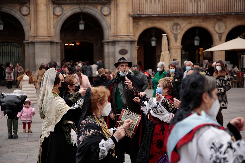 Santa Marta honra a Santa Águeda con una misa protagonizada por mujeres y la Plaza Mayor de Salamanca baile al son del tamboril charro