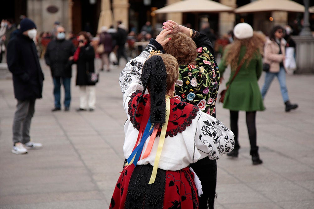 Santa Marta honra a Santa Águeda con una misa protagonizada por mujeres y la Plaza Mayor de Salamanca baile al son del tamboril charro