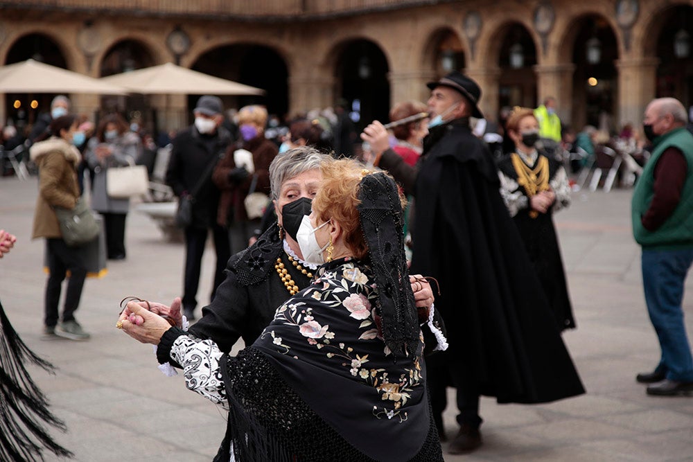 Santa Marta honra a Santa Águeda con una misa protagonizada por mujeres y la Plaza Mayor de Salamanca baile al son del tamboril charro