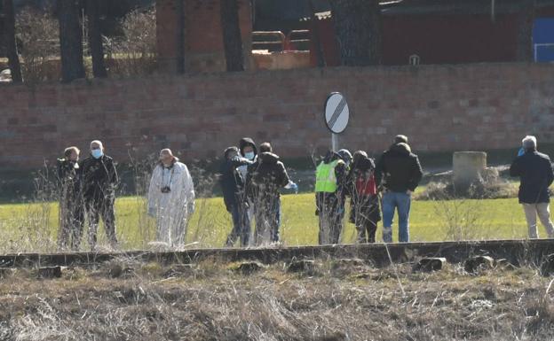Investigadores en la zona donde ha sido hallado el cadáver, en el pago de la Carrascosa, junto a la antigua línea férrea de Ariza. 