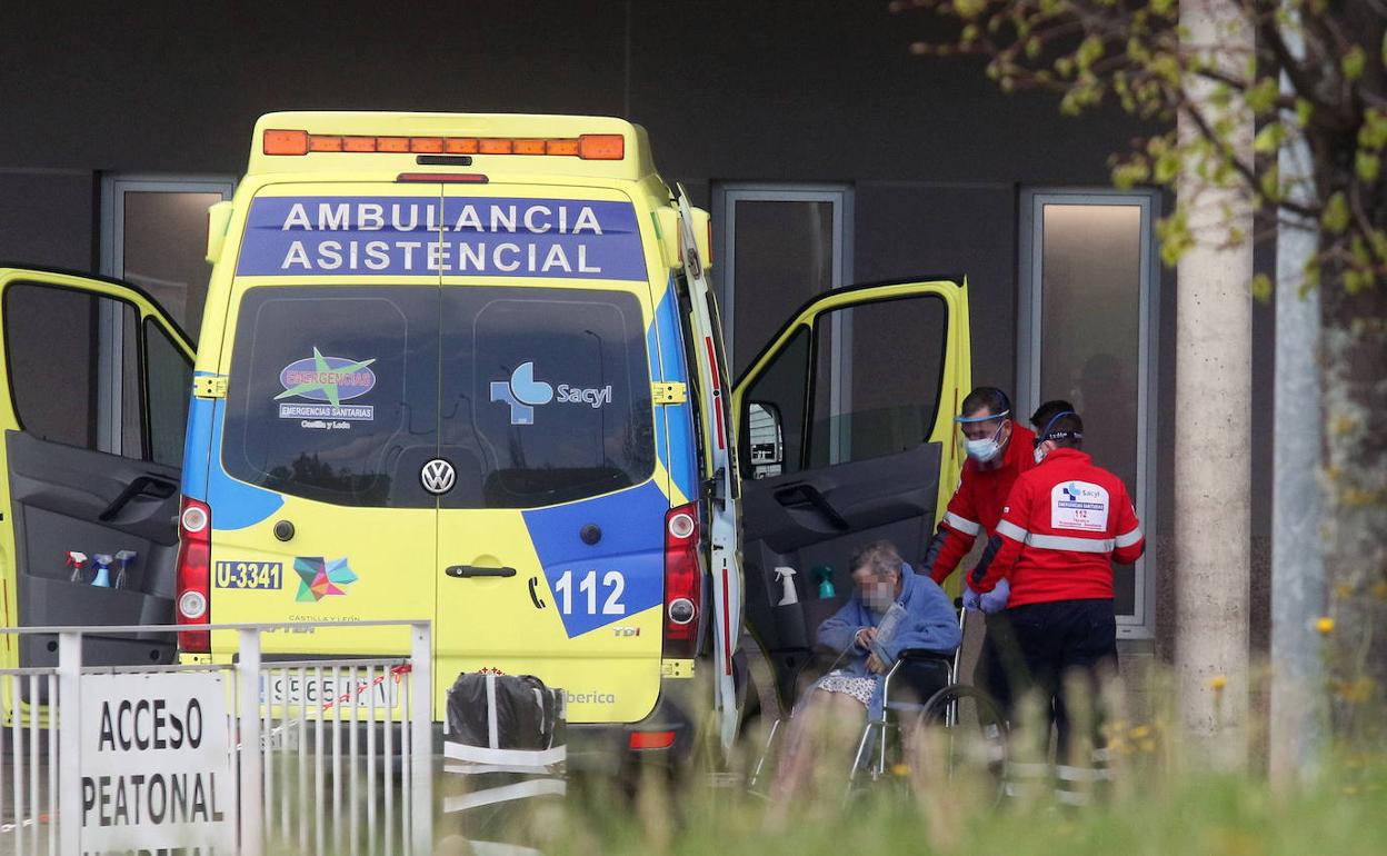 Traslado de una paciente en el Hospital General de Segovia.