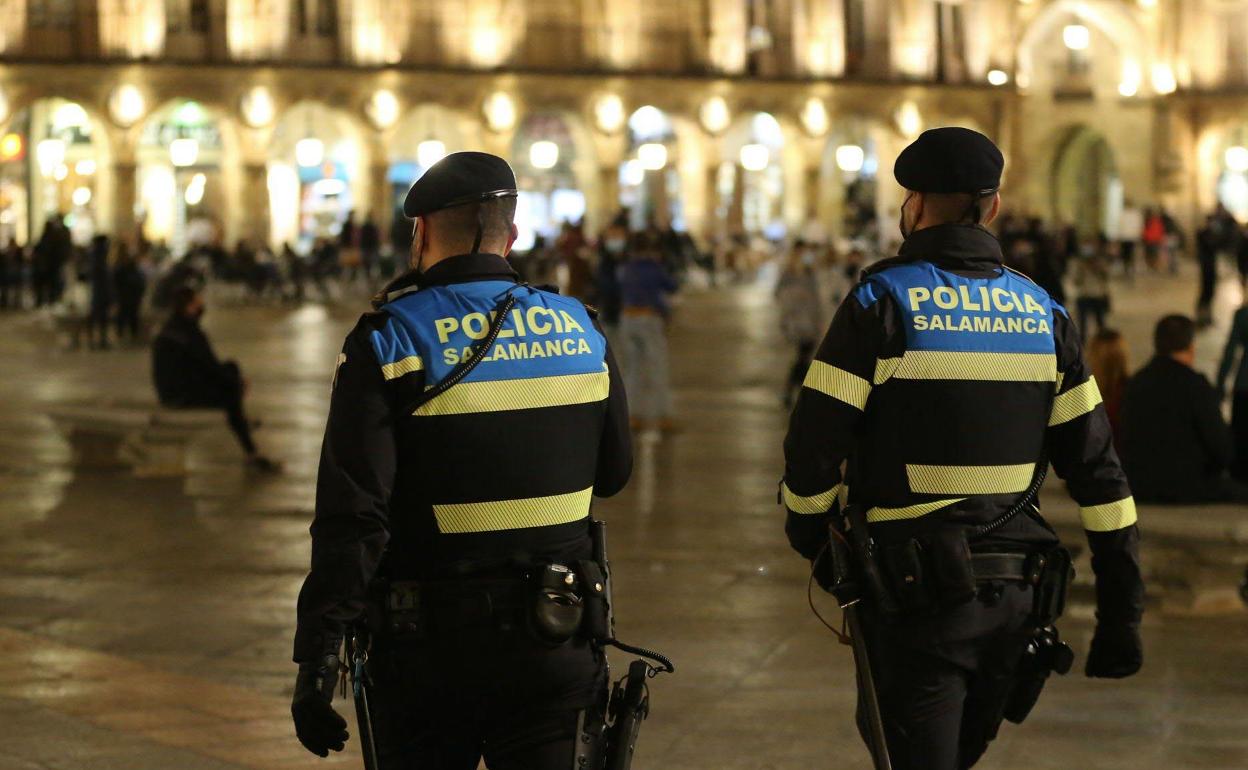 Dos Policías Locales patrullando por Salamanca. 