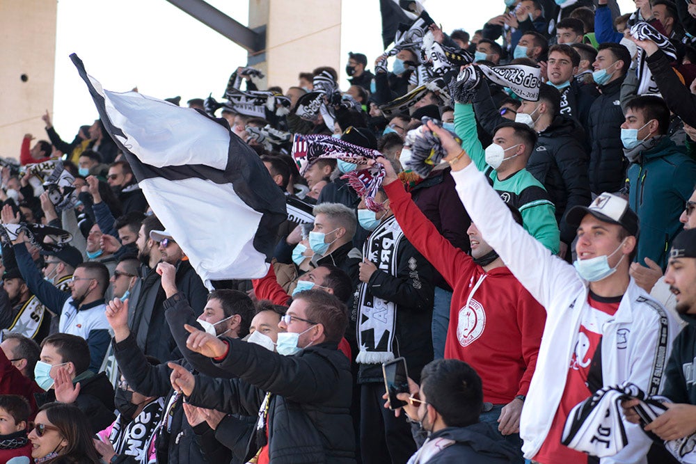 Unionistas golea al Talavera en otra comunión perfecta con el Reina Sofía y su afición (4-1)