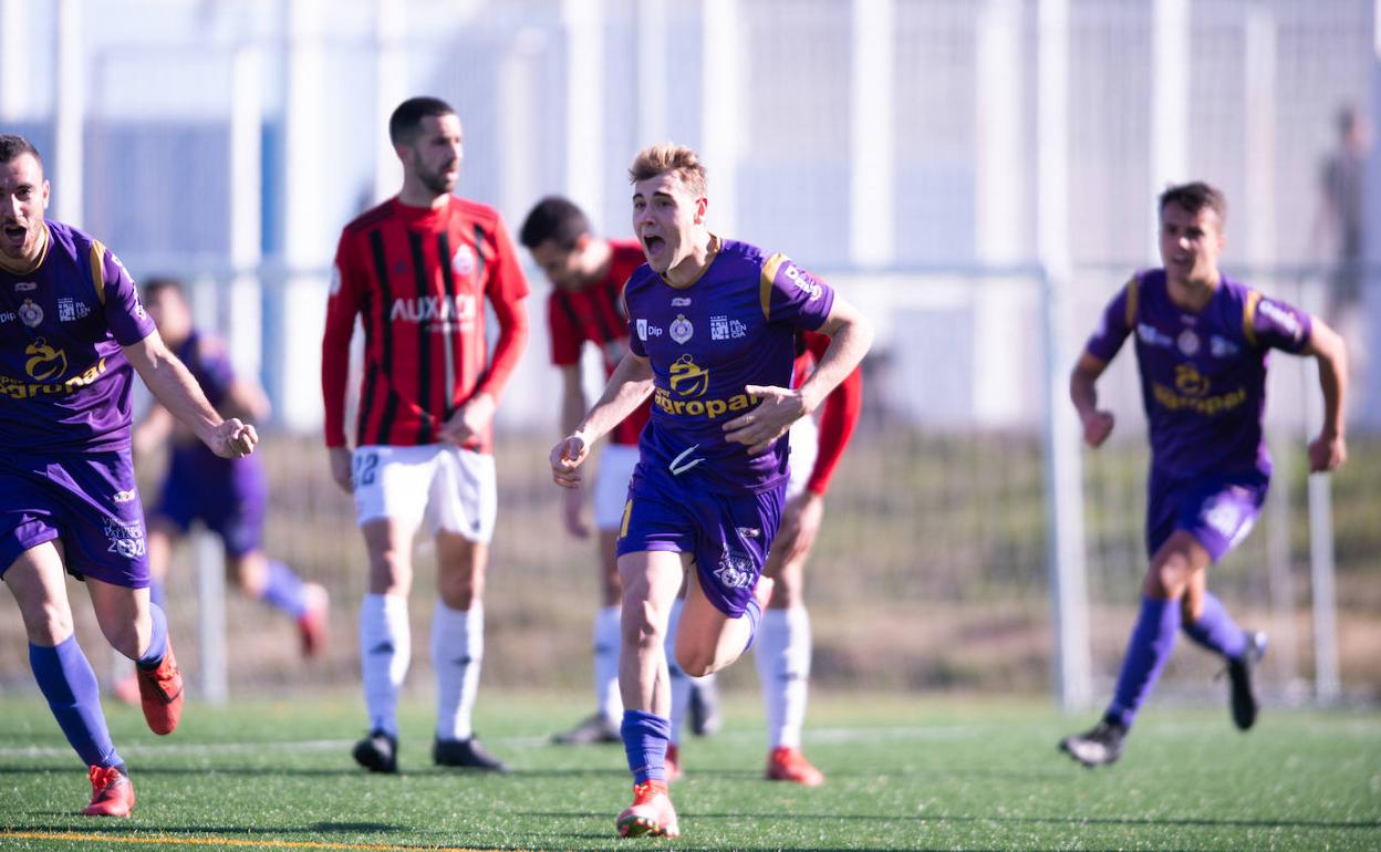 Edu Gallardo celebra el segundo gol.